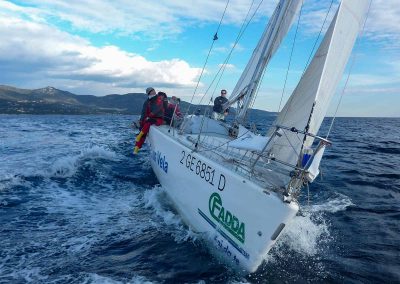 Corsi e regate agonistiche di vela in Sardegna - Equipaggio in mare aperto