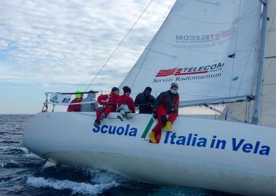 Corsi e regate agonistiche di vela in Sardegna - Equipaggio in mare aperto